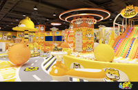 Aire de jeux intérieure commerciale à thème de dessins animés, avec toboggan et piscine à balles, taille personnalisable, capacité 100+ personnes, certifiée CE