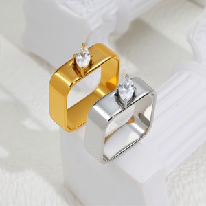 Bague large carrée tendance et élégante en acier inoxydable plaqué or 18 carats pour femme, sertie de zircon marquise - Product Image 3