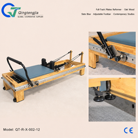 Reformer de Pilates en bois de chêne bleu ardoise avec barre de repose-pieds réglable sur toute la longueur pour l'entraînement en studio contemporain