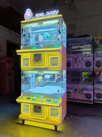Machine à pattes pour quatre personnes pouvant accueillir des jouets en peluche, une machine de jeu de pièces de monnaie de poupée fine et une salle de jeux vidéo