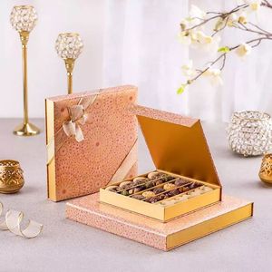 Cajas de Regalo de Chocolate de Lujo Personalizadas para el Día de San Valentín, Empaque de Regalo Blanco de Cartón Rígido con Insertos para Trufas y Bombones - Product Image 3