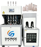 Machine de soufflage PET semi-automatique à 4 cavités à économie d'énergie avec pompe PLC et entraînement par servomoteur pour bouteilles d'eau minérale 2L