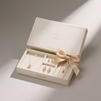 Boîte à bijoux de luxe en carton avec logo personnalisé gratuit coffret doublé éponge avec revêtement UV en relief pour bague boucle d'oreille collier bracelet cadeau