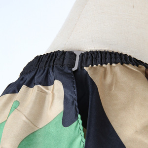 Logo personnalisé en polyester, matériau en graffiti, ciseaux 4 couleurs, impression barbe, tablier de coiffure, cape de salon - Product Image 2