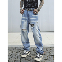 Jeans en denim délavé bleu clair sur mesure pour homme, coupe oversize ample à jambe large, détails déchirés prononcés, hiver