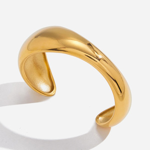 กำไลข้อมือไทเทเนียมสไตล์ยุโรปสำหรับผู้หญิง สีทอง แบบเปิด เครื่องประดับแฟชั่น - Product Image 1