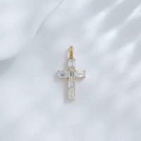 Ciondolo a Croce in Oro Giallo 18K con Diamante Sintetico Taglio Smeraldo, Gioielli Raffinati, Collane alla Moda, Catene Eleganti, Charm Delicato