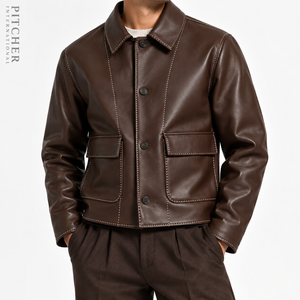 Chaqueta de cuero marrón para hombre, estilo vintage, con botones y costuras en contraste. - Product Image 1