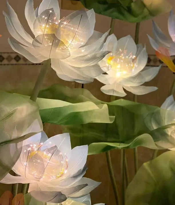 Yapay dev çiçekler el yapımı ipek lotus ücretsiz ayakta dev ipek lotus düğün kaynağı oyun zemin olay ekran