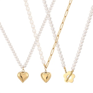 Collier en acier inoxydable plaqué or 18 carats avec fermoir OT tendance, motif fleur et perles - Product Image 1