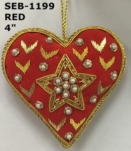 Adorno de pared o adorno navideño de terciopelo hecho a mano con forma de corazón, decorado con bordados tradicionales Zari con hilos dorados y cuentas. - Product Image 6