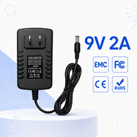 Direktvertrieb 100-240V Amerikanischer US-Stecker 6-fach Schutz 9V 2A Wand-Netzadapter für LED-Streifen und Schreibtischlampen