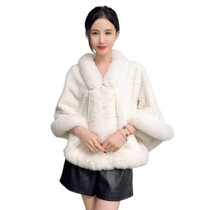 Manteau poncho élégant en fausse fourrure pour femme, décontracté, à manches chauve-souris, tricoté, avec fermeture boutonnée, coupe courte et ample, idéal pour le street style et les mariages - Product Image 1