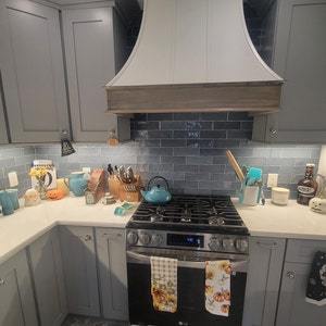 Cubierta de Campana Extractora de Pared de Madera Blanca Estilo Rústico Personalizada, Soporte de Campana Extractora de Madera Personalizado Estilo Chimenea - Product Image 4