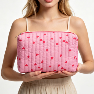 Bolsa <span class=keywords><strong>de</strong></span> Aseo Acolchada <span class=keywords><strong>con</strong></span> Estampado <span class=keywords><strong>de</strong></span> Corazones y Diseño Coquette para Mujer, <span class=keywords><strong>de</strong></span> Algodón TC, Gran Capacidad, para Viajes - Product Image 4