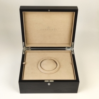 Boîte de rangement pour montres en bois plaqué noir, doublure en daim beige, logo personnalisé avec fermeture métallique pour l'emballage de montres haut de gamme