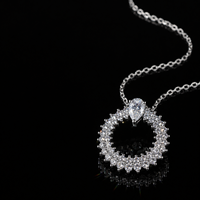 Collier Couronne Circulaire en Moissanite Plaqué Argent, Pendentif Romantique en Diamant de Laboratoire VVS, Cadeaux pour Femmes, Bijoux en Argent Sterling 925