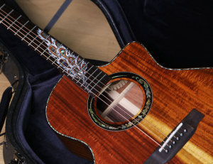 Guitare acoustique professionnelle de haute qualité de 41 pouces, entièrement en bois de koa massif, avec un design d'accoudoir exquis et des incrustations de pierres précieuses. - Product Image 3