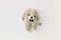 Combinaison matelassée pour bébé avec applique mouton en peluche |   Combinaison rembourrée à col côtelé |   Beige et bleu-gris hiver