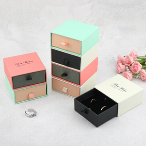Coffret Cadeau Pliable de Luxe pour Parfums, Bijoux et Montres pour Femmes - Matériaux Recyclés Écologiques avec Gaufrage, Taille Personnalisable - Product Image 4