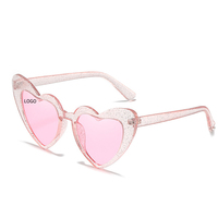 Lunettes de soleil tendance personnalisées avec cœur Cadeaux de demoiselle d'honneur à la mode Lunettes de soleil colorées pour femmes Vente en gros Lunettes de fête avec cœur