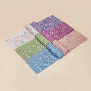 Fabricante de Pañuelos Cuadrados de Poliéster Estampados con Etiqueta Privada OEM - Product Image 1