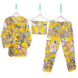 Conjunto de pijama floral de tentación tropical Sunset Blooms Relajante Lounge Wear material ligero para viajes y actividades al aire libre - Product Image 1