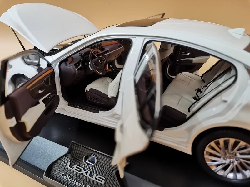 Lexus ES300H 2019 1:18 Diecast Model Car for Collecting and