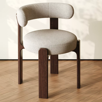 Chaise en bois rembourrée de style nordique, design sculptural géométrique, fauteuil de salle à manger en bois massif pour projets hôteliers et restaurants