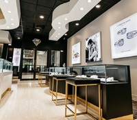 Vitrine de présentation de bijoux de luxe noire et dorée, vitrine en verre haut de gamme avec éclairage LED pour les boutiques de bijoux haut de gamme