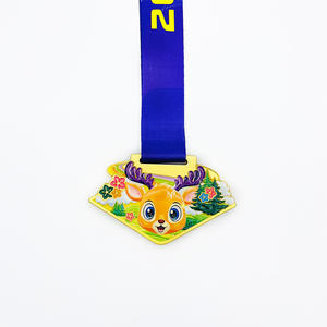 Médaille de finisseur personnalisée pour le marathon du fleuve <span class=keywords><strong>Yalu</strong></span> de Dandong, en alliage de zinc plaqué or avec design de pétales creux - Product Image 5