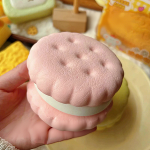 Juguete Antiestrés de Galleta Simulada Suave y Blanda, Mini Bizcocho de Crecimiento Lento para Aliviar la Ansiedad, Material PU Rosa, Regalo - Product Image 1