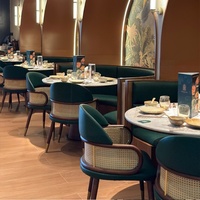 Ensemble table et chaises de restaurant de style nordique avec banquette murale, chaises de salle à manger commerciales en bois massif personnalisables