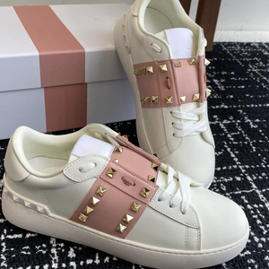 Baskets basses décontractées en cuir blanc pour femme avec détail de sangle cloutée rose et lacets, style streetwear - Product Image 1