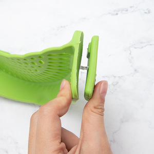 Panier égouttoir en silicone multifonctionnel pour rebord de casserole, avec protection anti-éclaboussures et pour le vidange des légumes - Product Image 2