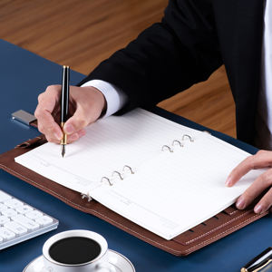 Carnet intelligent personnalisé en cuir marron de haute qualité avec batterie externe 8000 mAh, clé USB 8 Go et calculatrice pour le produit 2025 - Product Image 2