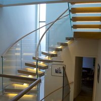 Escalier courbé moderne avec éclairage LED, monopoutre courbe et marches en bois massif pour villa haut de gamme