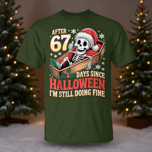 T-shirt Squelette dans un cercueil 67 jours après Halloween, humorisme de Noël, design avec chapeau de Père Noël - Product Image 3