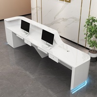 Bureau d'accueil incurvé en cuir peint pour entreprise, salon de beauté, usage médical - Design moderne
