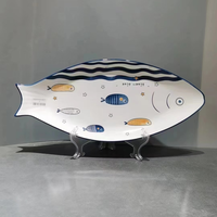 Assiette en céramique moderne en forme de poisson avec glaçure lisse et lignes propres pour servir des apéritifs de sushi ou un dessert
