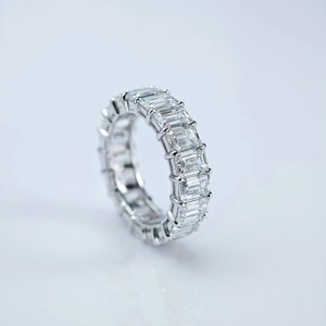 แหวนเพชรทรงเหลี่ยมมรกต Qinglong Jewelry ทองคำขาว 18K ประดับเพชรเพาะเลี้ยงแบบ Pave ชุบโรเดียม รับรองโดย IGI สำหรับงานแต่งงาน - Product Image 4