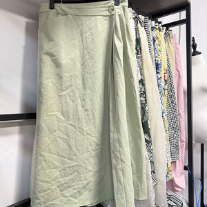เสื้อผ้ามือสองสไตล์ Y2K เกรด A กระโปรงครึ่งตัวสำหรับผู้หญิงฤดูร้อน เสื้อผ้ามือสองแบบมัดเป็นก้อน สไตล์เกาหลี สวยงาม หลากหลายแบบ กระโปรงลำลอง - Product Image 3