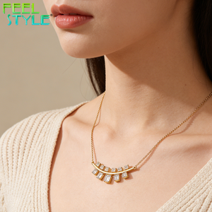 Collar con Colgante de Barra en Forma de Arco con Gema de Circonita Cúbica Baguette Totalmente Personalizado para Mujer, en Oro PVD, Oro Rosa, Plata, Acero Inoxidable 316, con Cadena de Caja - Product Image 2