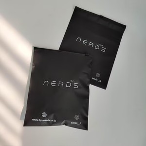 Sac à fermeture éclair noir personnalisé à faible MOQ avec logo, pour emballage de vêtements (jeans homme, vêtements femme), sac en plastique à fermeture éclair pour petites entreprises - Product Image 1