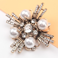 Broche vintage fleurie incrustée de strass, accessoire de mode de luxe léger et raffiné