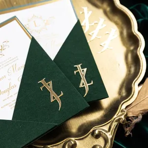 Ensemble <span class=keywords><strong>d</strong></span>'invitations en velours avec invitations à poche faciles à insérer, invitations personnalisées en velours avec <span class=keywords><strong>carte</strong></span> RSVP et étiquette nominative monogrammée dorée - Product Image 2