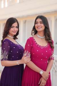 Prix de gros de haute qualité Designer Readymade Gown Made by Zari-Thread & Sequins Embroidery - Product Image 5