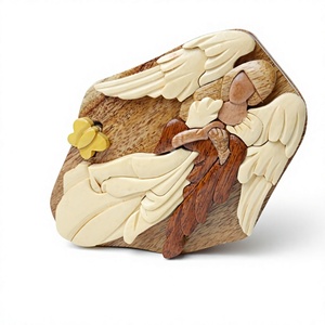 Plaque en bois sculptée à la main avec incrustation d'anges, forme irrégulière, décoration murale, artisanat, fabriqué au Vietnam - Product Image 1