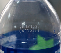 Machine de marquage laser CO2 automatique haute vitesse YAOMATEC 40W pour la date d'expiration, le code de lot et le numéro sur les sacs en plastique et les bouteilles