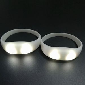 กำไลเรืองแสงแบบกำหนดเอง เป็นมิตรกับสิ่งแวดล้อม ตอบสนองต่อเสียงเพลงและเสียงรอบข้าง สำหรับเด็กและผู้ใหญ่ พร้อมไฟ LED กระพริบ - ของชำร่วยงานปาร์ตี้ที่สมบูรณ์แบบ - Product Image 4